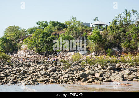 Darwin, Northern Territory, Australia-July 22,2018: Leute die Erkundung der felsigen Küstenlinie bei Mindil Beach im NT von Australien Stockfoto