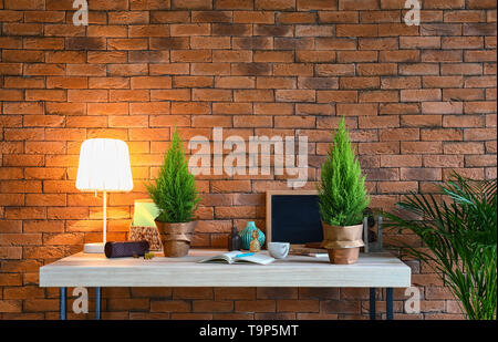 Töpfe mit Zitrone Zypressen auf dem Tisch im Zimmer Stockfoto