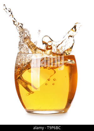 Glas kalten Whiskey mit Spritzern auf weißem Hintergrund Stockfoto