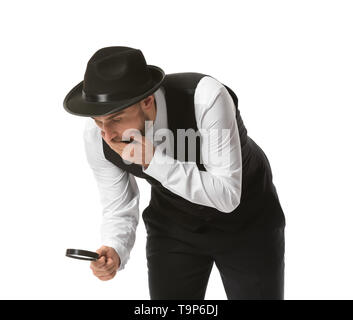 Schockiert Detektiv mit Lupe Studium Hinweise auf weißem Hintergrund Stockfoto