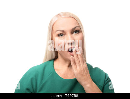 Portrait von überrascht reife Frau auf weißem Hintergrund Stockfoto