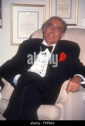 Westwood, Kalifornien, USA, 19. April 1994 Komponist Henry Mancini besucht 70. Geburtstag Party für Henry Mancini am 19. April 1994 an Pauley Pavillion an der UCLA in Westwood, Kalifornien, USA. Foto von Barry King/Alamy Stock Foto Stockfoto