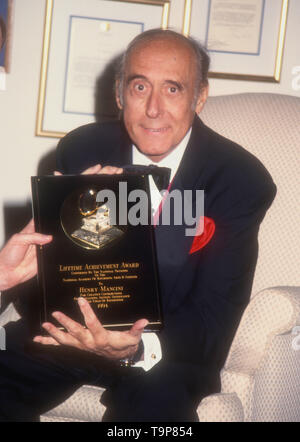 Westwood, Kalifornien, USA, 19. April 1994 Komponist Henry Mancini besucht 70. Geburtstag Party für Henry Mancini am 19. April 1994 an Pauley Pavillion an der UCLA in Westwood, Kalifornien, USA. Foto von Barry King/Alamy Stock Foto Stockfoto