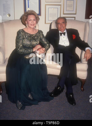 Westwood, Kalifornien, USA, 19. April 1994 Komponisten Henry Mancini und Frau Ginny Mancini teilnehmen 70. Geburtstag Party für Henry Mancini am 19. April 1994 an Pauley Pavillion an der UCLA in Westwood, Kalifornien, USA. Foto von Barry King/Alamy Stock Foto Stockfoto
