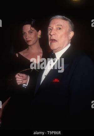 Westwood, Kalifornien, USA, 19. April 1994 Tänzer Gene Kelly und Frau Patricia Ward teilnehmen 70. Geburtstag Party für Henry Mancini am 19. April 1994 an Pauley Pavillion an der UCLA in Westwood, Kalifornien, USA. Foto von Barry King/Alamy Stock Foto Stockfoto