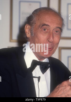 Westwood, Kalifornien, USA, 19. April 1994 Komponist Henry Mancini besucht 70. Geburtstag Party für Henry Mancini am 19. April 1994 an Pauley Pavillion an der UCLA in Westwood, Kalifornien, USA. Foto von Barry King/Alamy Stock Foto Stockfoto