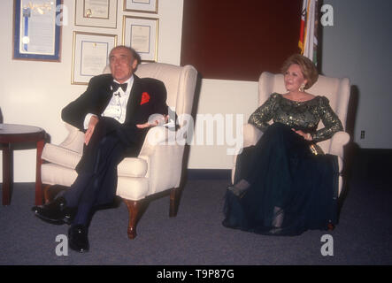 Westwood, Kalifornien, USA, 19. April 1994 Komponisten Henry Mancini und Frau Ginny Mancini teilnehmen 70. Geburtstag Party für Henry Mancini am 19. April 1994 an Pauley Pavillion an der UCLA in Westwood, Kalifornien, USA. Foto von Barry King/Alamy Stock Foto Stockfoto