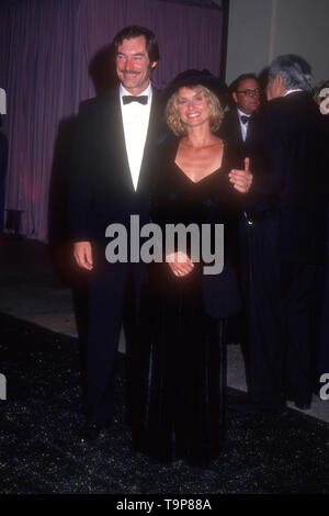 Westwood, Kalifornien, USA, 19. April 1994 Schauspieler Timothy Dalton und Schauspielerin Maryam c'Abo besuchen 70. Geburtstag Party für Henry Mancini am 19. April 1994 an Pauley Pavillion an der UCLA in Westwood, Kalifornien, USA. Foto von Barry King/Alamy Stock Foto Stockfoto