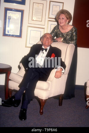Westwood, Kalifornien, USA, 19. April 1994 Komponisten Henry Mancini und Frau Ginny Mancini teilnehmen 70. Geburtstag Party für Henry Mancini am 19. April 1994 an Pauley Pavillion an der UCLA in Westwood, Kalifornien, USA. Foto von Barry King/Alamy Stock Foto Stockfoto