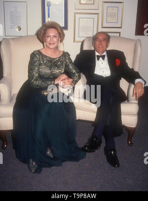 Westwood, Kalifornien, USA, 19. April 1994 Komponisten Henry Mancini und Frau Ginny Mancini teilnehmen 70. Geburtstag Party für Henry Mancini am 19. April 1994 an Pauley Pavillion an der UCLA in Westwood, Kalifornien, USA. Foto von Barry King/Alamy Stock Foto Stockfoto