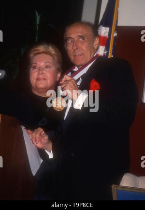 Westwood, Kalifornien, USA, 19. April 1994 Texter Marilyn Bergman und Komponisten Henry Mancini teilnehmen 70. Geburtstag Party für Henry Mancini am 19. April 1994 an Pauley Pavillion an der UCLA in Westwood, Kalifornien, USA. Foto von Barry King/Alamy Stock Foto Stockfoto