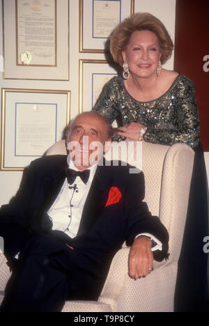 Westwood, Kalifornien, USA, 19. April 1994 Komponisten Henry Mancini und Frau Ginny Mancini teilnehmen 70. Geburtstag Party für Henry Mancini am 19. April 1994 an Pauley Pavillion an der UCLA in Westwood, Kalifornien, USA. Foto von Barry King/Alamy Stock Foto Stockfoto