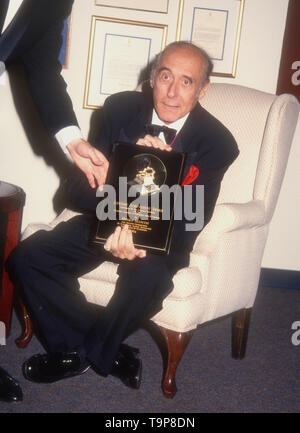 Westwood, Kalifornien, USA, 19. April 1994 Komponist Henry Mancini besucht 70. Geburtstag Party für Henry Mancini am 19. April 1994 an Pauley Pavillion an der UCLA in Westwood, Kalifornien, USA. Foto von Barry King/Alamy Stock Foto Stockfoto