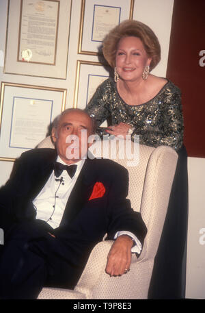 Westwood, Kalifornien, USA, 19. April 1994 Komponisten Henry Mancini und Frau Ginny Mancini teilnehmen 70. Geburtstag Party für Henry Mancini am 19. April 1994 an Pauley Pavillion an der UCLA in Westwood, Kalifornien, USA. Foto von Barry King/Alamy Stock Foto Stockfoto