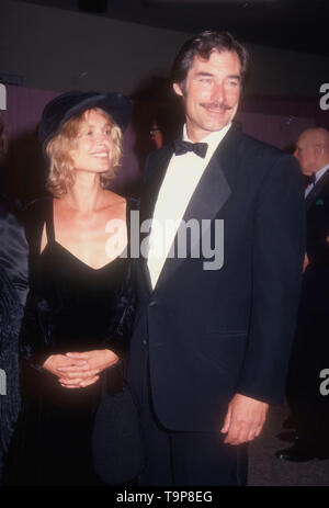 Westwood, Kalifornien, USA, 19. April 1994 Schauspielerin Maryam c'Abo und Schauspieler Timothy Dalton teilnehmen 70. Geburtstag Party für Henry Mancini am 19. April 1994 an Pauley Pavillion an der UCLA in Westwood, Kalifornien, USA. Foto von Barry King/Alamy Stock Foto Stockfoto