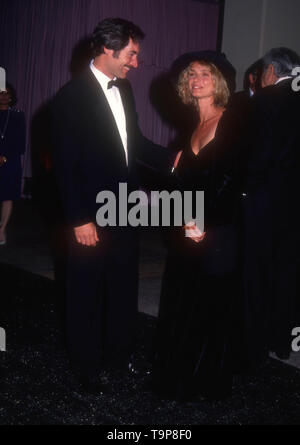 Westwood, Kalifornien, USA, 19. April 1994 Schauspieler Timothy Dalton und Schauspielerin Maryam c'Abo besuchen 70. Geburtstag Party für Henry Mancini am 19. April 1994 an Pauley Pavillion an der UCLA in Westwood, Kalifornien, USA. Foto von Barry King/Alamy Stock Foto Stockfoto