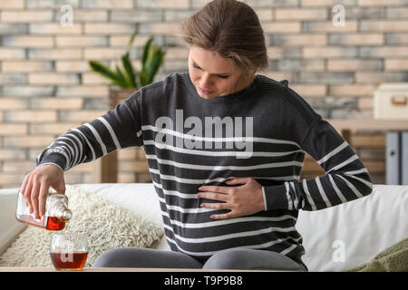 Schwangere Frau Alkohol zu Hause Stockfoto