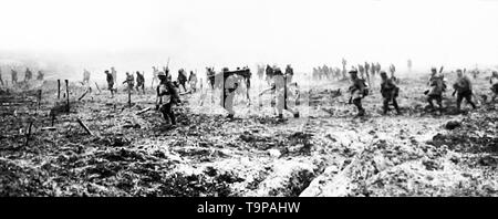 WW1 Truppen vorrücken über das Niemandsland Stockfoto