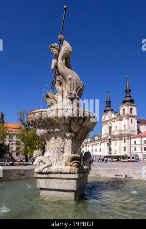 Neptunova kašna, Kostel sv. Z Ignáce Loyoly, Masarykovo náměstí, Jihlava, Vysočina, Česká republika/Masaryk-platz, Stadt Jihlava, Südböhmen, C Stockfoto