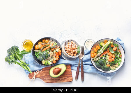 Vegetarische buddha Schalen. Gesunde Ernährung Konzept. Vegan, sauber und detox Diät essen. Ansicht von oben. Bild mit Kopie Raum Stockfoto