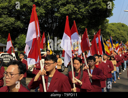 East Jakarta, Indonesien. 19 Mai, 2019. Indonesische Buddhisten sind gesehen gehen die araound vihara Bereiche während der vesak Day Feier am 19. Mai 2019 in Jakarta, Indonesien. Die Buddhisten die Geburt des Buddha gedenken, seine Erleuchtung und Tod am Tag der Vollmond, der am 19. Mai in diesem Jahr fällt. Credit: Risa Krisadhi/Pacific Press/Alamy leben Nachrichten Stockfoto