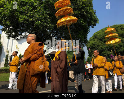 East Jakarta, Indonesien. 19 Mai, 2019. Indonesische Buddhisten sind gesehen gehen die araound vihara Bereiche während der vesak Day Feier am 19. Mai 2019 in Jakarta, Indonesien. Die Buddhisten die Geburt des Buddha gedenken, seine Erleuchtung und Tod am Tag der Vollmond, der am 19. Mai in diesem Jahr fällt. Credit: Risa Krisadhi/Pacific Press/Alamy leben Nachrichten Stockfoto