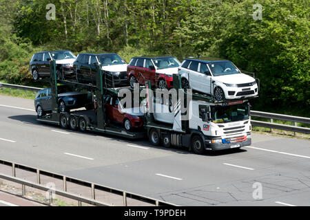 BCA Automotive Autotransporter mit neuen Land Rover Autos auf der Autobahn M40, Warwickshire, Großbritannien Stockfoto