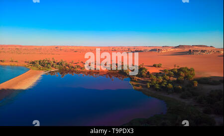 Sonnenuntergang Antenne Panoramablick auf Yoa See Gruppe von Ounianga Kebir Seen, Ennedi, Tschad Stockfoto