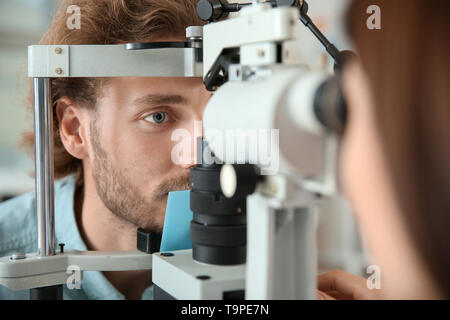 Mann Besuch Augenarzt in der Klinik Stockfoto
