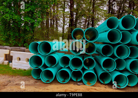 Paletten der grüne Kanal PVC-Rohre am Bau für die Drainage system Stockfoto