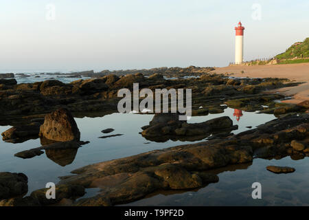 McCausland Strand neben Umhlanga Rocks Lighthouse, Sehenswürdigkeiten, Landschaft, Seascape, Durban, KwaZulu-Natal, Südafrika, Urlaub, Ferien Stockfoto