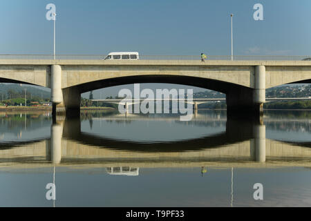 Einzelnen erwachsenen Mann mit gelben Sack zu Fuß über Umgeni River Bridge, M4 Autobahn, Durban, KwaZulu-Natal, Südafrika, Menschen, Landschaft Stockfoto