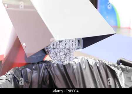 Spiralförmig aus Metall aus der Bearbeitung der CNC-Maschine; Abfälle in Fach Stockfoto