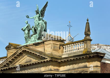 Close-up auf die schnitzereien an der Oberseite der Außenfassade von Teylers Museum, zusammen Spaarne Fluss, Haarlem, Niederlande Stockfoto