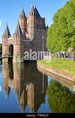 Reflexionen der Amsterdamse Poort City Gate (zwischen 1400 und 1500 erbaut) in Haarlem, Niederlande Stockfoto