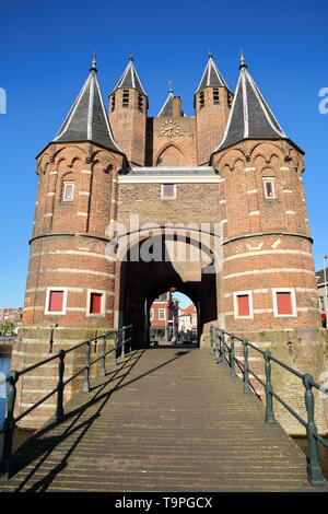 Die amsterdamse Poort City Gate (zwischen 1400 und 1500 erbaut) in Haarlem, Niederlande Stockfoto