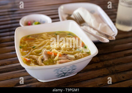 Filipino heiße Nudelsuppe auf dem Tisch Stockfoto