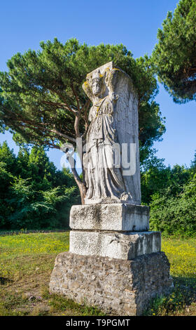 Statue der Minerva Victrix (Minerva als Sieg) als geflügelte Göttin von Ostia an der Piazzale della Vittoria an der archäologischen Stätte der Roma Stockfoto