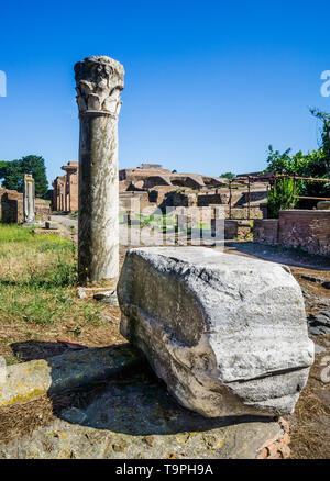 Korinthische Säule in den heiligen Bereich des republikanischen Tempeln in der archäologischen Stätte der römischen Siedlung von Ostia Antica, den alten Hafen Stockfoto