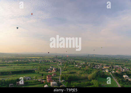 Krosno, Polen, 4. Mai 2019: Hot Air Balloon Championship von Polen und Berg Ballon Wettbewerb. Flug am Morgen. Stockfoto