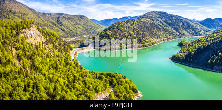 Unglaublich türkisfarbenen See Sylvenstein, Oberbayern. Luftaufnahme. Mai, Deutschland Stockfoto