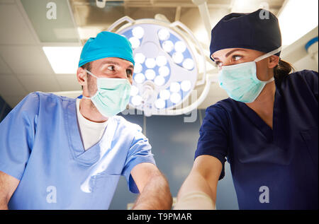 Zwei Chirurgen stehen von Angesicht zu Angesicht Stockfoto