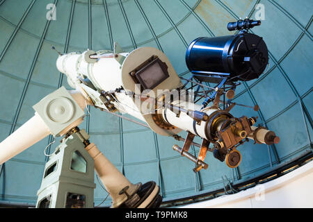 Detailansicht auf riesigen professionellen Teleskop Observatorium im Innenbereich Stockfoto