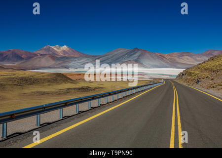 Spektakuläre Straße zum roten Steinen und Talar salar beeindruckende Landschaft Stockfoto