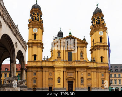 Odeonsplatz durch gelbe Katholische Kirche und die Feldherrnhalle, München, Deutschland umgeben Stockfoto