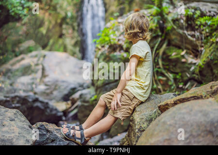 Kinder ruhen während einer Wanderung im Wald Stockfoto