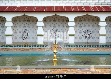 Der traditionellen persischen Design des persischen Palast mit gestrichenen Wänden, Fliesen und Türen, Attraktion im Freizeitpark mit Fakir auf einem fliegenden Teppich. Du Stockfoto