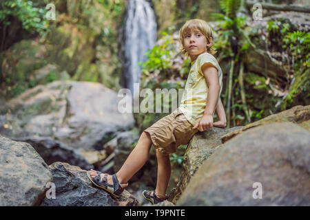 Kinder ruhen während einer Wanderung im Wald Stockfoto