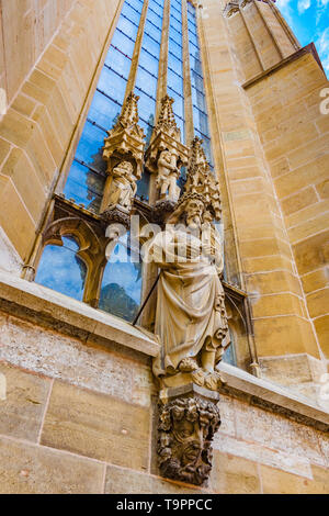 Low Angle View der feinen religiöse Skulpturen an der Fassade der St. James Kirche (St. Jakob) in Rothenburg o.d. Tauber, Deutschland. Das historische... Stockfoto