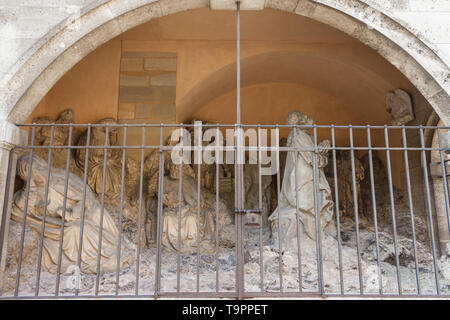 Religiöse Skulpturen hinter einem Metal Gate außerhalb von St. James Kirche (St. Jakobskirche in Rothenburg o.d. Tauber, Deutschland. Es begann Katholisch, aber später Stockfoto